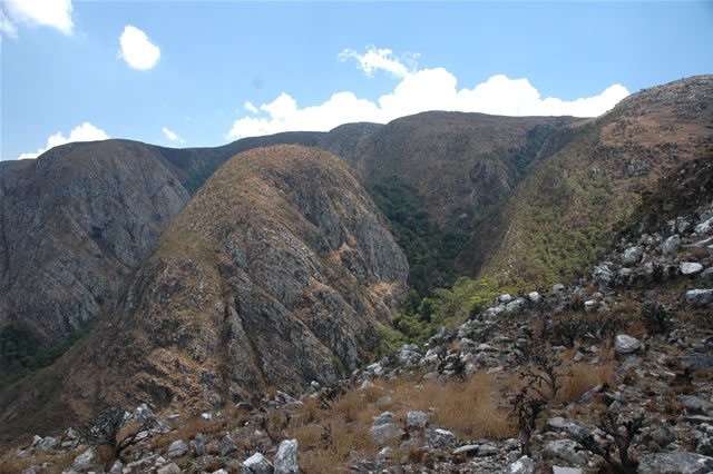 Ausgetrocknete Hügel im Quellgebiet des Luangwa