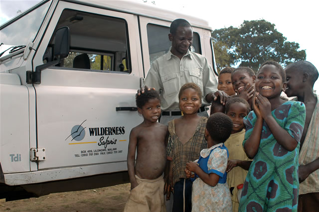 Ranger mit Kindern im Liwonde-Nationalpark