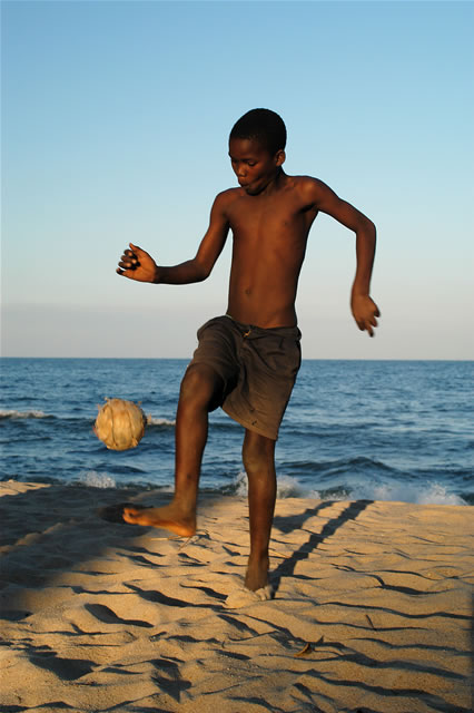 Fußballspielender Junge