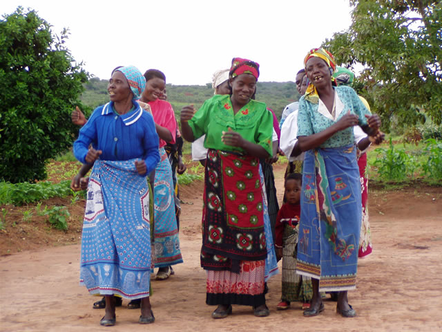 Frauen im Donija Cultural Village