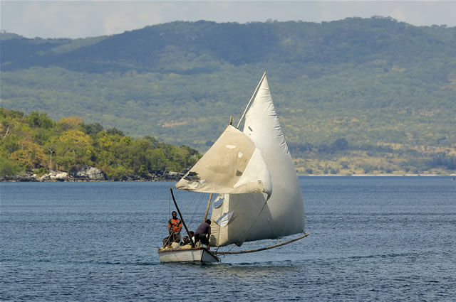 Fischer mit Segelboot auf dem Malawisee