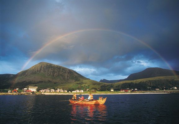 Flø feriesenter Rainbow over Flø holiday centre Ulstein Møre og Romsdal family rowing wooden boat, Norwegen