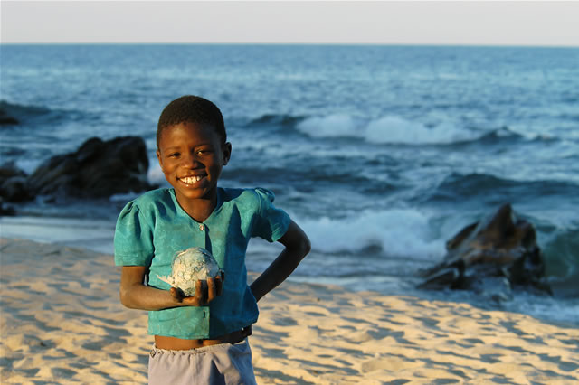 Junges Mädchen am Strand des Malawi