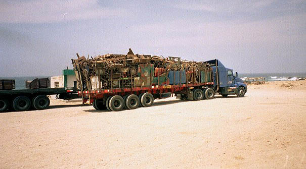 Camion mit Alteisen, Peru