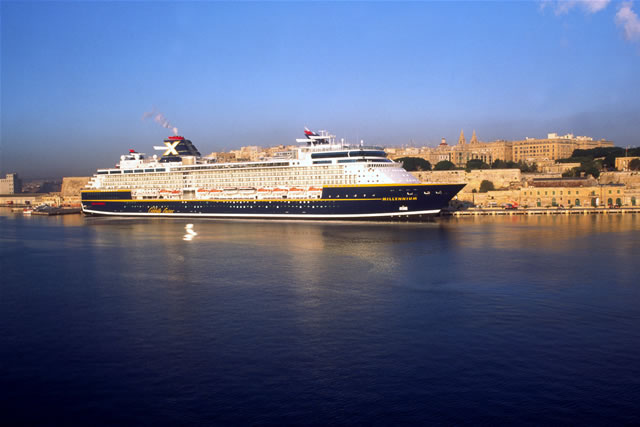 Kreuzfahrtschiff im Grand Harbour von Valletta, Malta