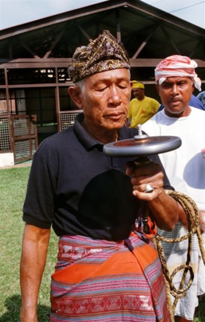 älterer Mann mit summendem Kreisel, Malaysia