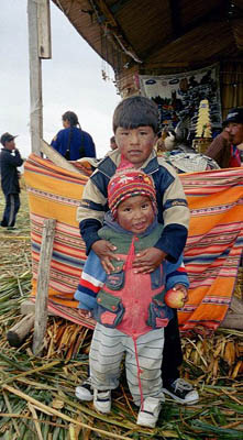 Kinder auf den Uros, Peru