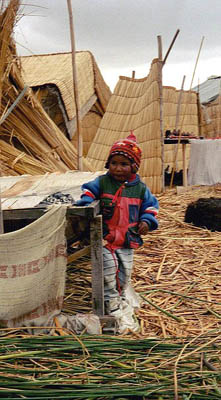 Kind auf den Uros, Peru
