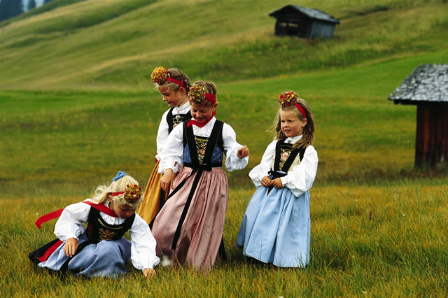 Vorarlberg - Kinder in Tracht bei Lech am Arlberg [Wiesenhofer], Österreich