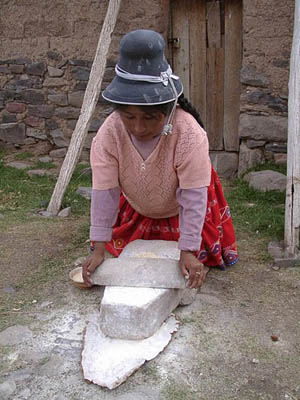 Indiofrau macht Mehl, Peru
